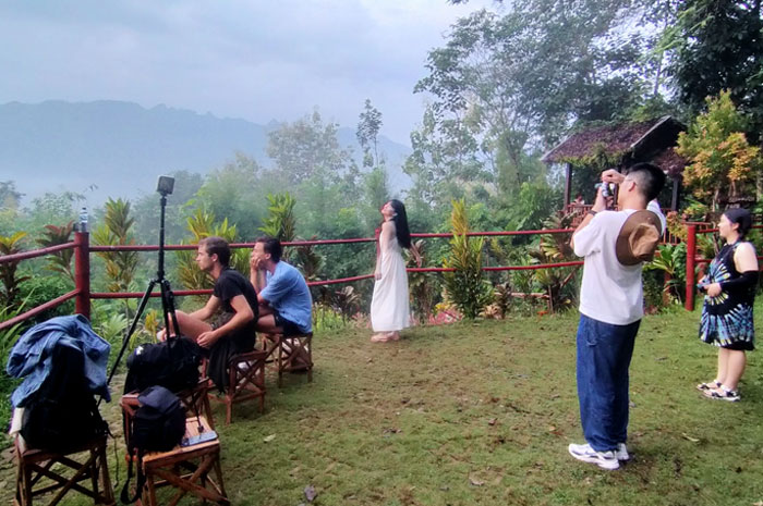Pemandangan alam dengan panorama khas pegunungan dari Bukit Barede, objek wisata alam di Magelang.