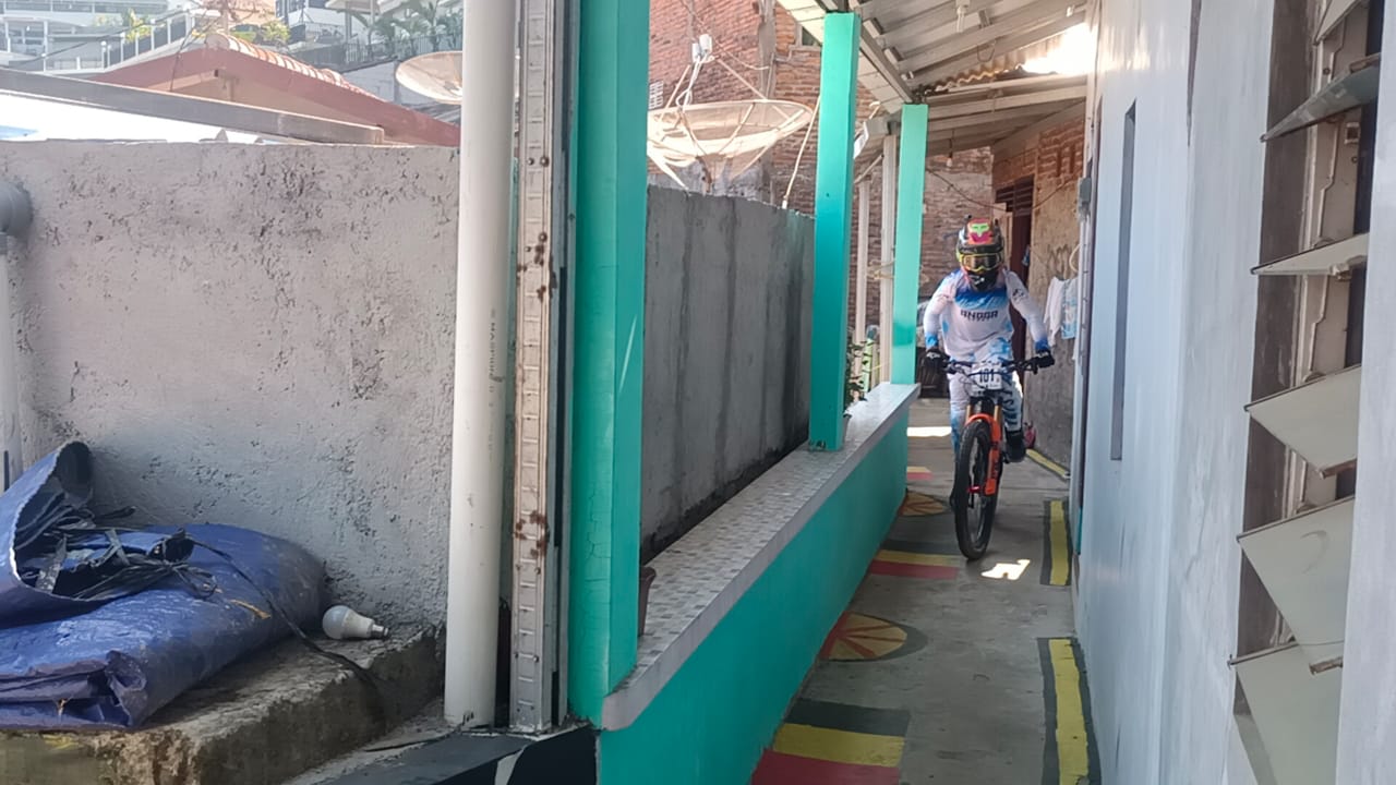 Salah satu peserta saat berjuang melintasi track Bendungan Urban Downhill di Sirkuit Kintelan, Bendungan, Gajahmungkur, Minggu (18/8). FIGUR RONGGO WASSALIM/JAWA POS RADAR SEMARANG