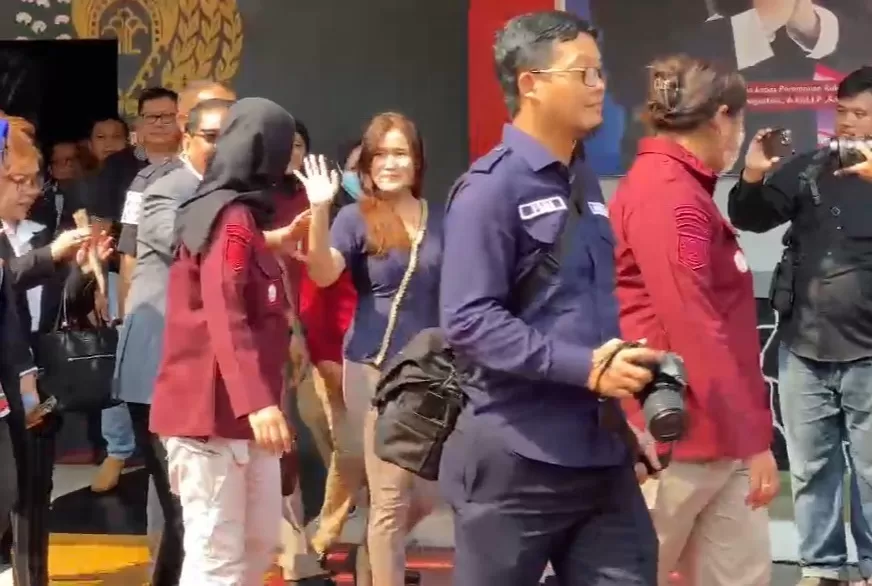 Jessica Wongso melambaikan tangan usai keluar dari Lapas Perempuan Kelas II A Pondok BAmbu JAkarta Timur, Minggu (18/8/2024). (istimewa)