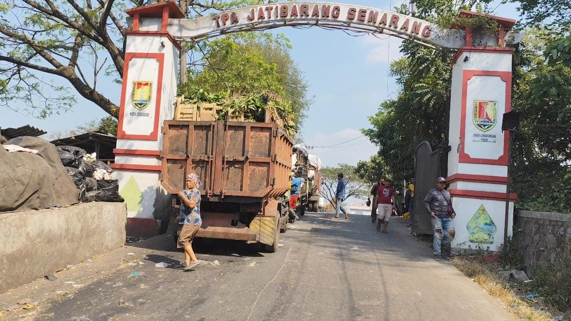 Antrean truk sampah mengular akibat kebakaran TPA Jatibarang Senin (19/8/2024). (M Hariyanto/Jawa Pos Radar Semarang)