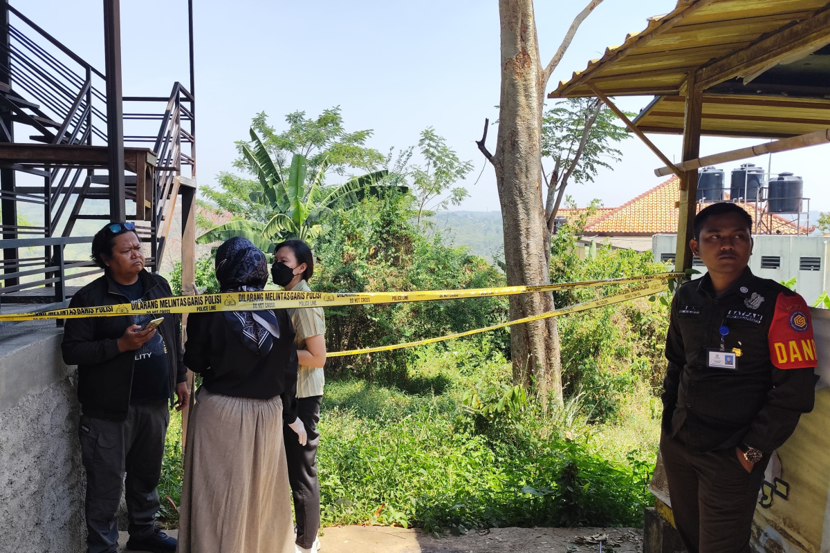 Seorang pria penjaga kos ditemukan meninggal gantung diri di daerah Pawiyatan Luhur Semarang, Senin (19/8/2024) sekitar pukul 10.00.  (Haryanto/Jawa Pos Radar Semarang)