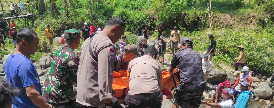 Tim kepolisian saat mengevakuasi korban terpeleset di Curug Tujuh Bidadari. Maria Novena/Jawa Pos Radar Semarang