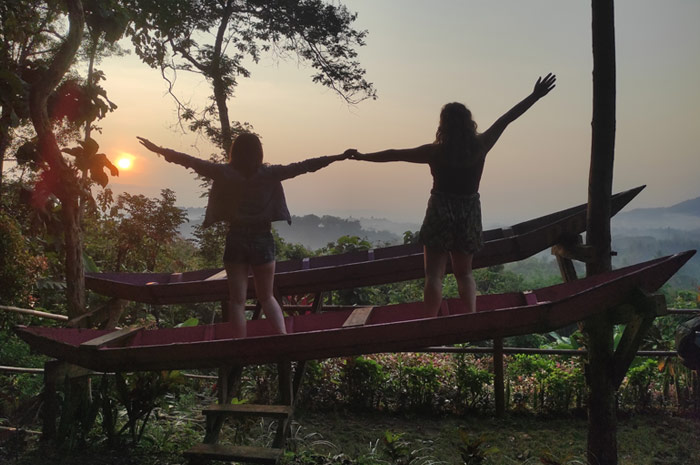 Menikmati keindahan sunrise dan panorama pegunungan dari Bukit Parede.