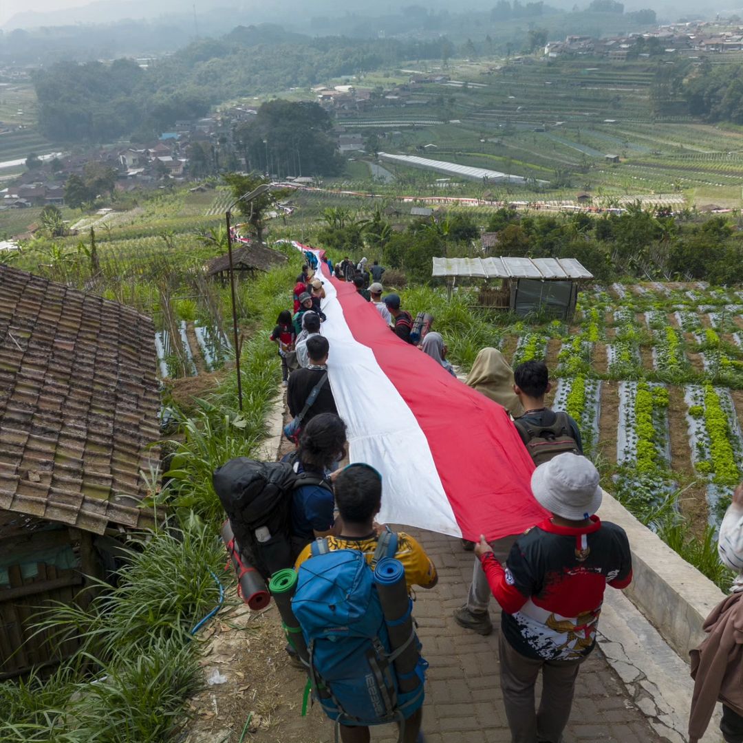Pembentangan bendera Merah Putih di Gunung Andong via Pendem