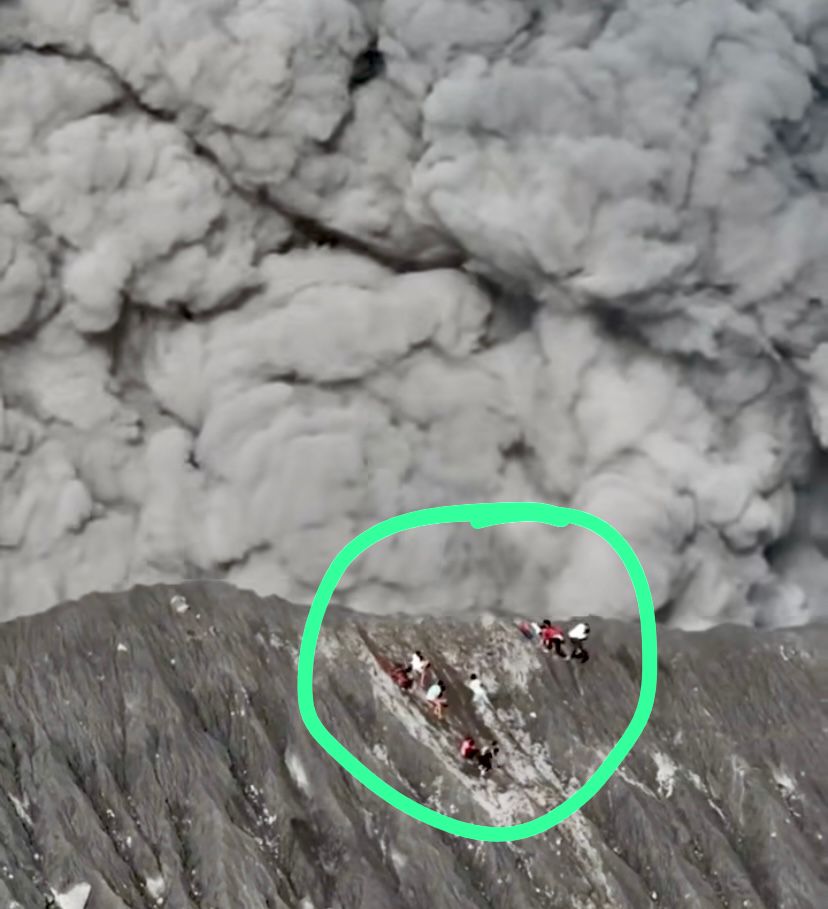 belasan pendaki gunung nyaris dihantam material erupsi gunung Dukono, Maluku Utara saat summit attack di momen 17 Agustus lalu.
