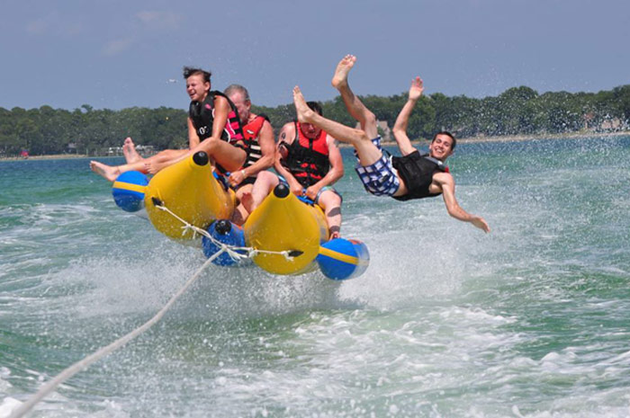 Ilustrasi tips penting naik Banana Boat.