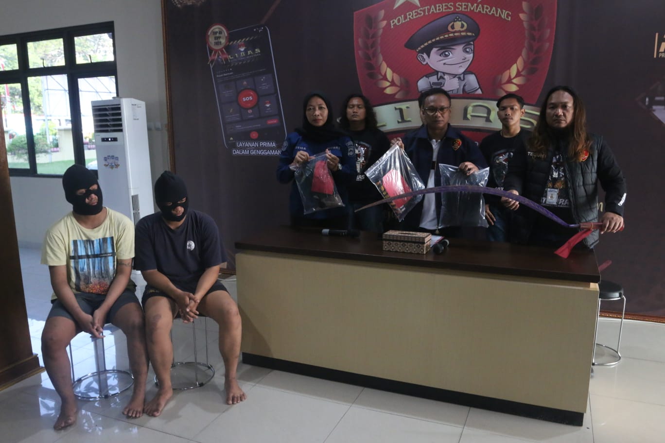 Dua tersangka pembacokan saat dihadirkan di Mapolrestabes Semarang.  (Nur Chamim/Jawa Pos Radar Semarang)