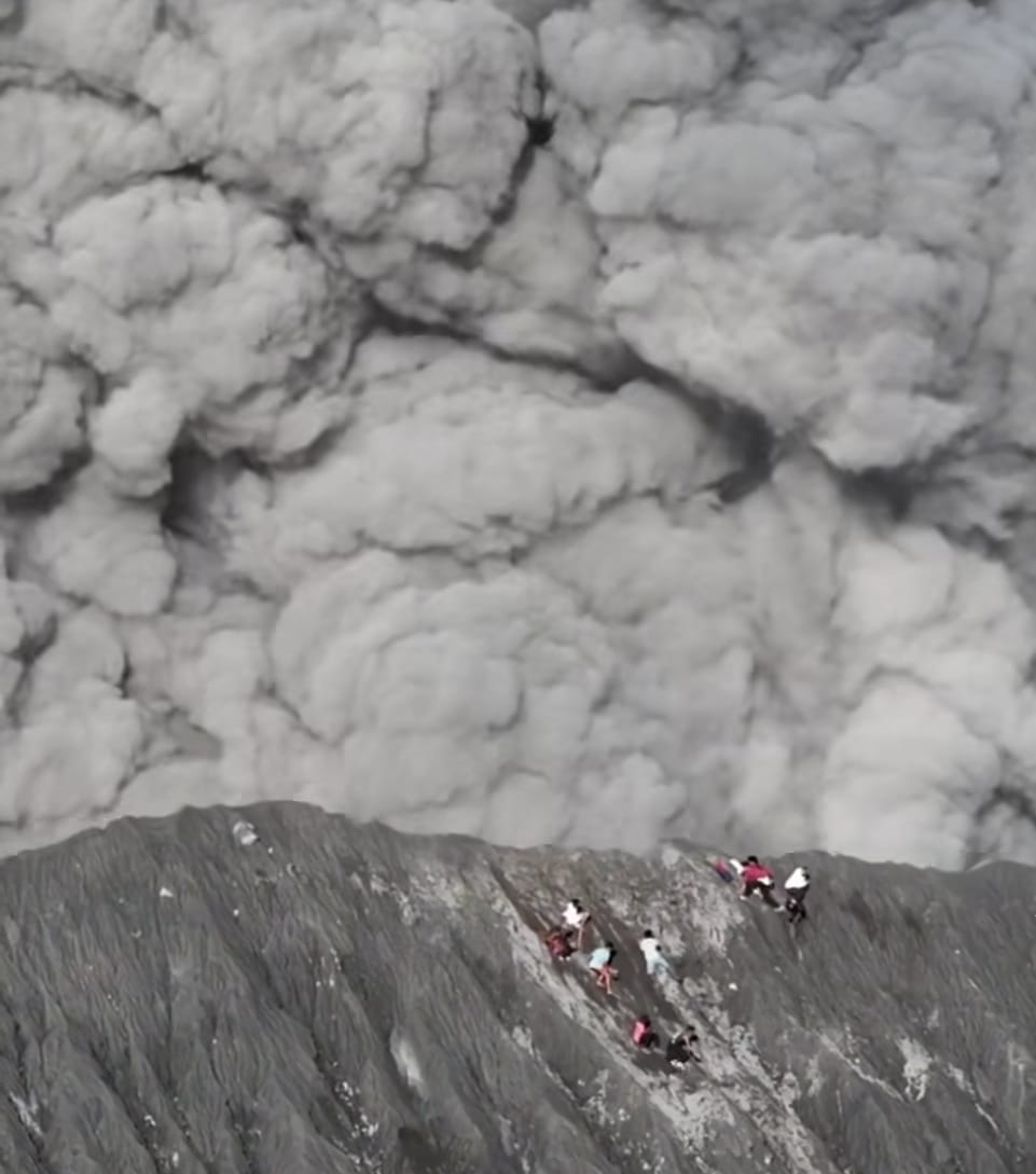 Tangkapan layar saat belasan pendaki berada di dekat kawah Gunung Api Dukono