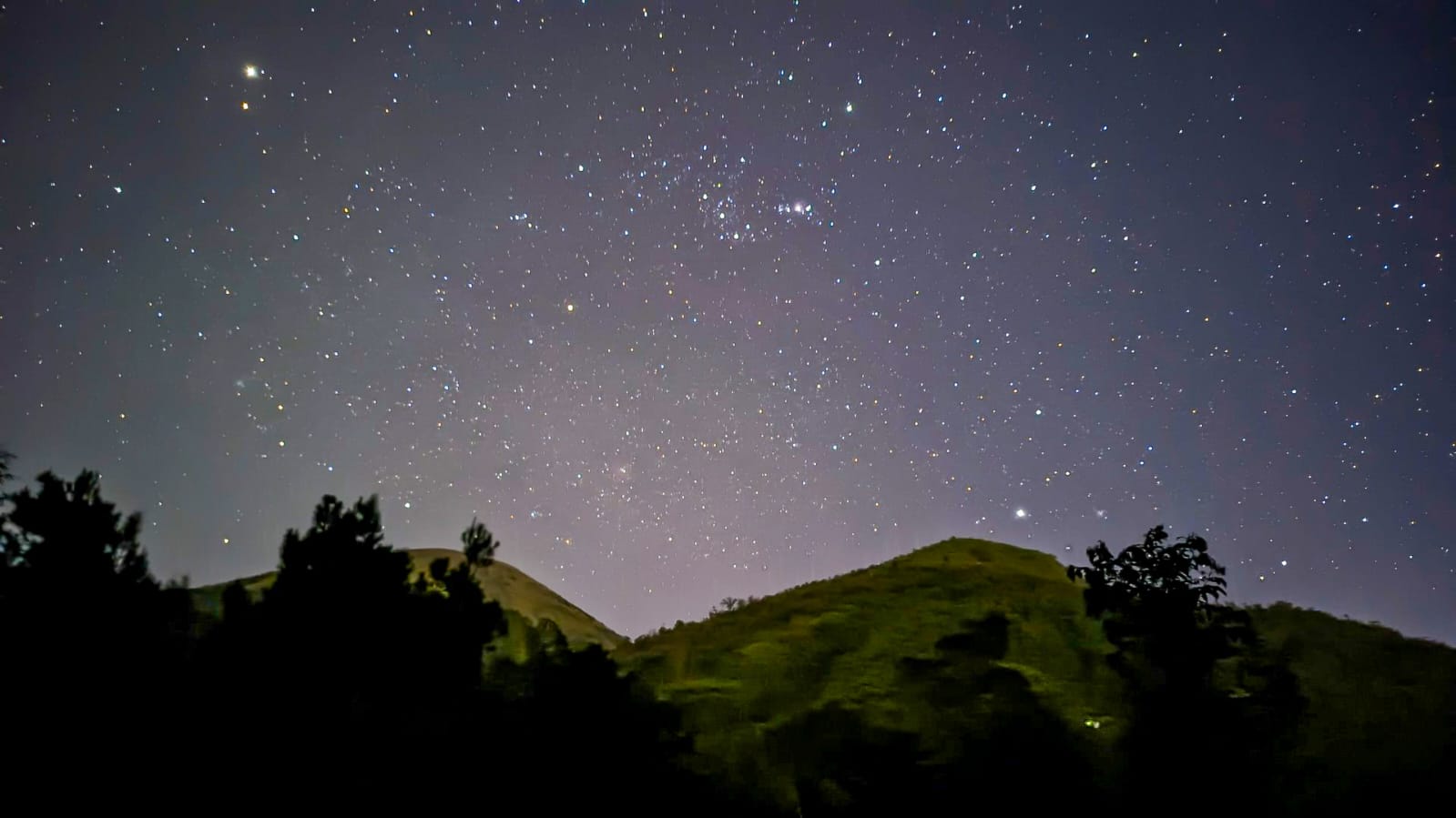 Gugusan bintang yang terlihat diantara Gunung Sindoro dan Gunung Kembang