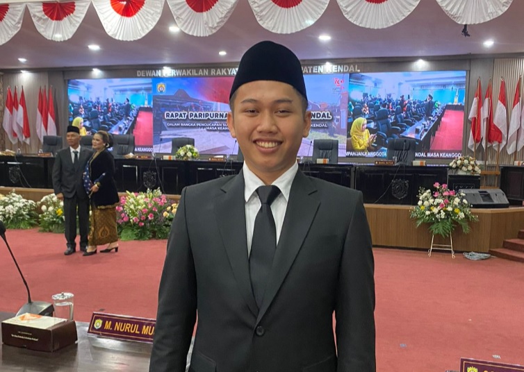 Anggota DPRD Kendal termuda, Muhammad Iqbal Aldila dari Fraksi PDI Perjuangan usai dilantik beberapa waktu lalu.