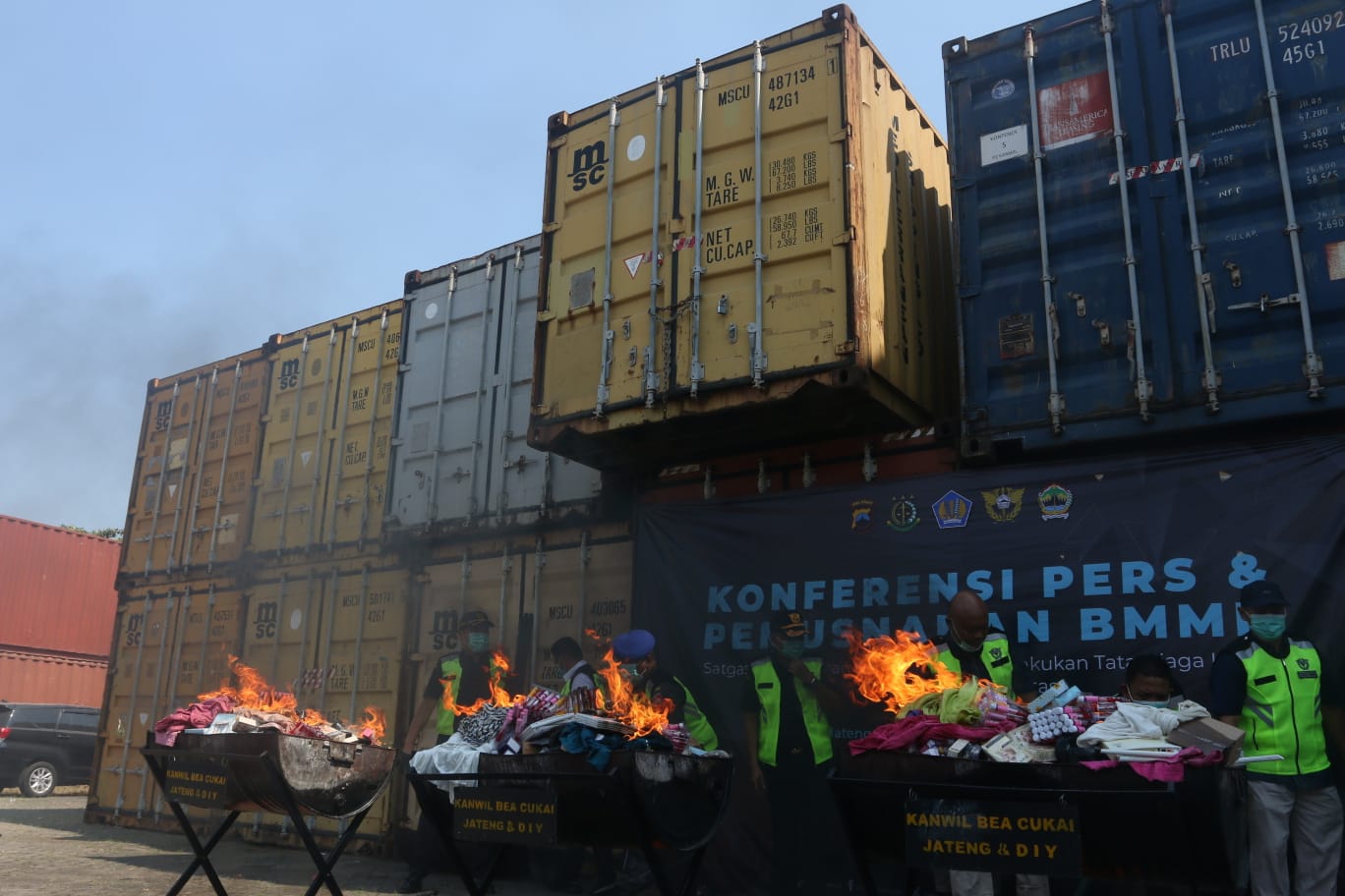 Berbagai barang sitaan hasil penindakan penertiban importasi oleh petugas Bea Cukai Kanwil Jateng dan DI Yogyakarta pemusnahan dengan cara dibakar, Rabu (21/8/2024). (Nur Chamim/Radar Semarang)