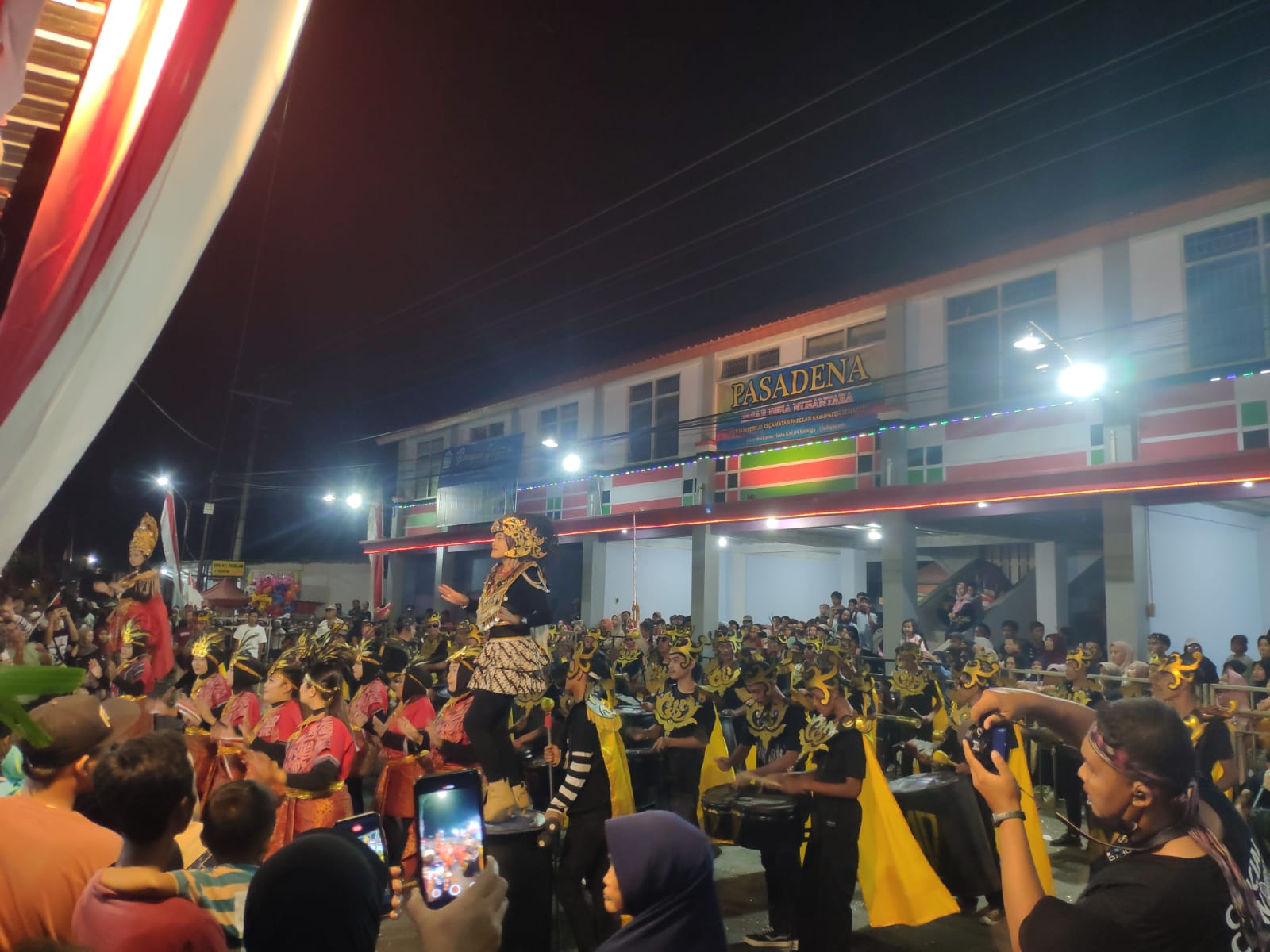 Peserta Karnaval Menampilkan Karyanya di depan panggung kehormatan kepada dewan juri.