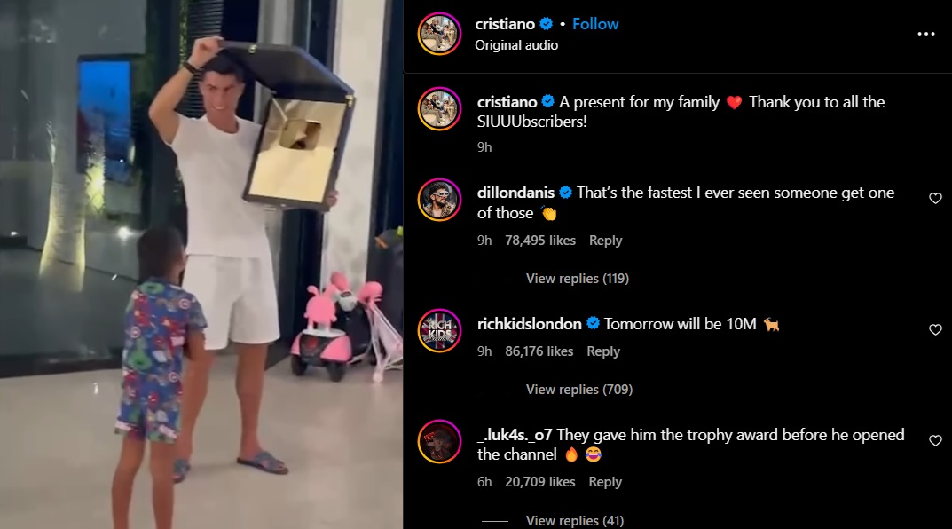 Ronaldo pamerkan Gold Play Button YouTubenya