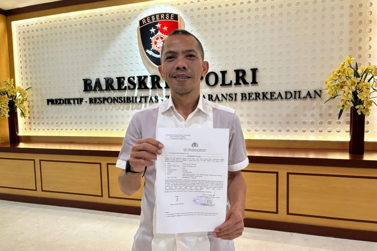 Kuasa hukum Azizah Salsha, Egamarthadinata, menunjukkan bukti laporan polisi di Gedung Bareskrim Polri, Jakarta, Rabu (21/8/2024)