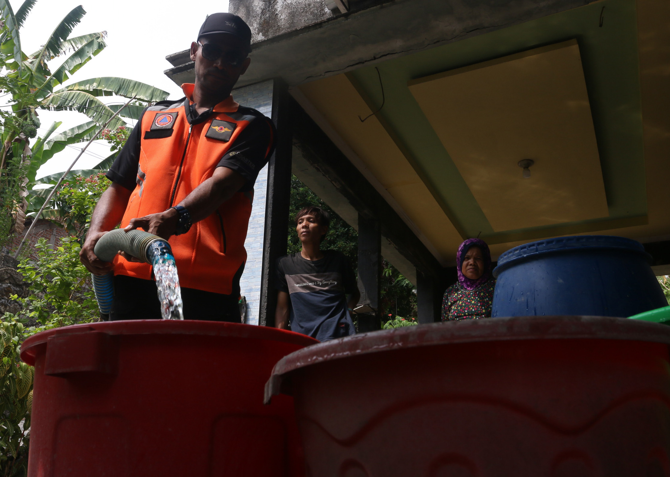 Petugas BPBD Pengisian tandon air milik warga