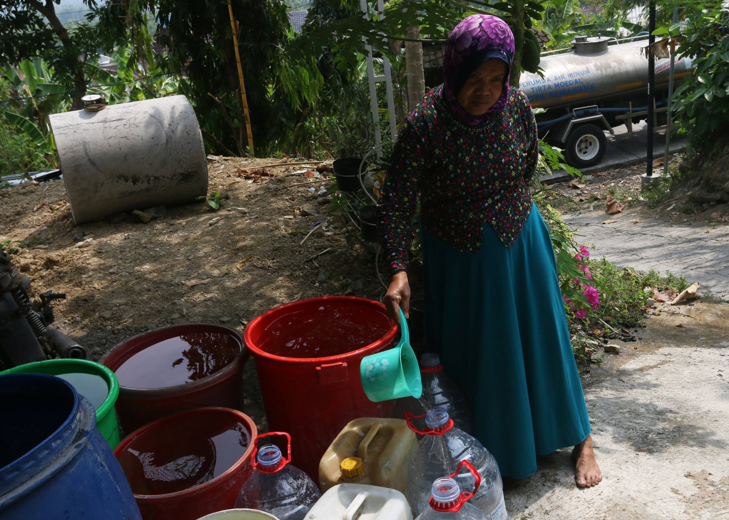 Warga memindahkan air