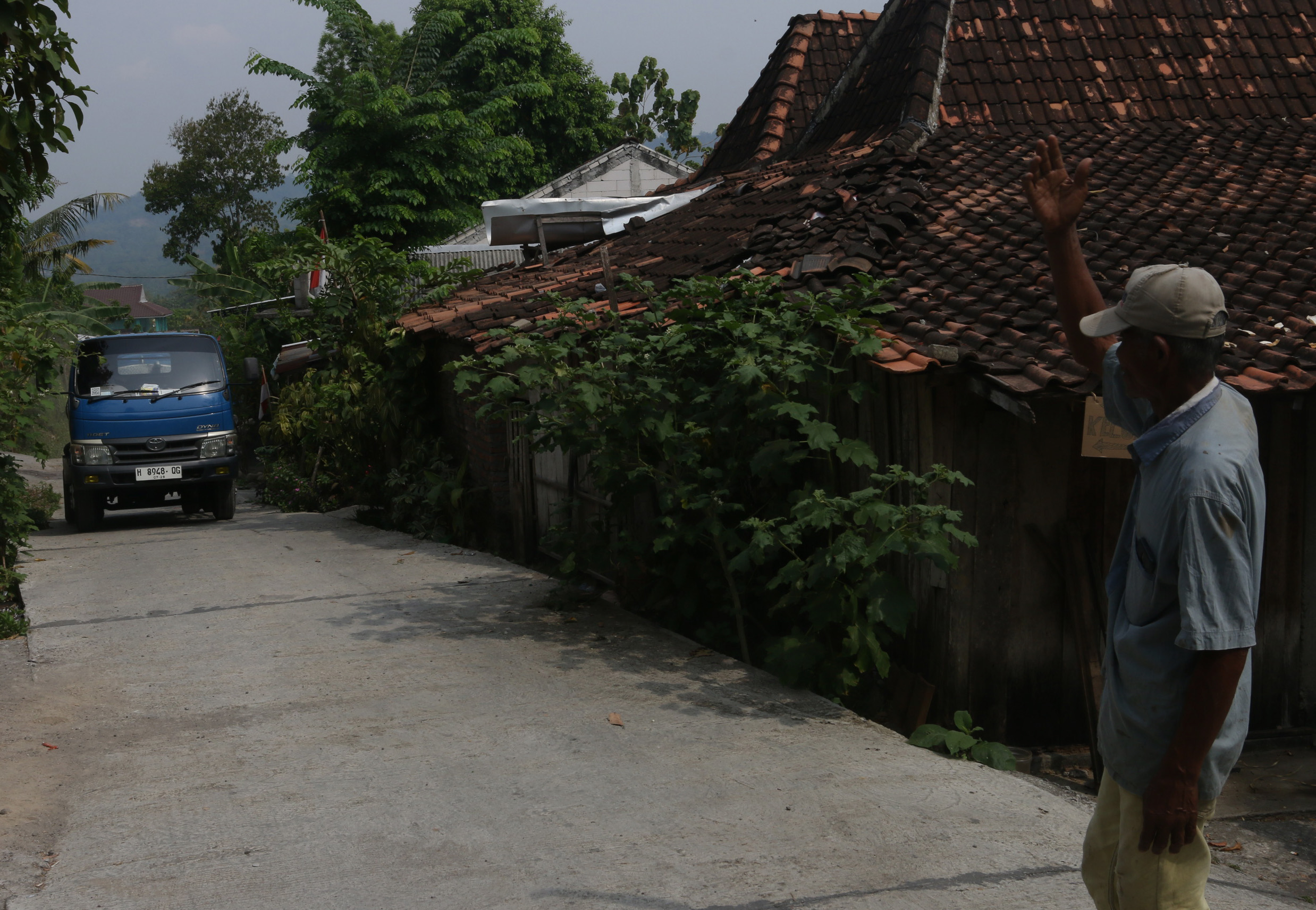 Warga menyambut bantuan truk tangki air bersih