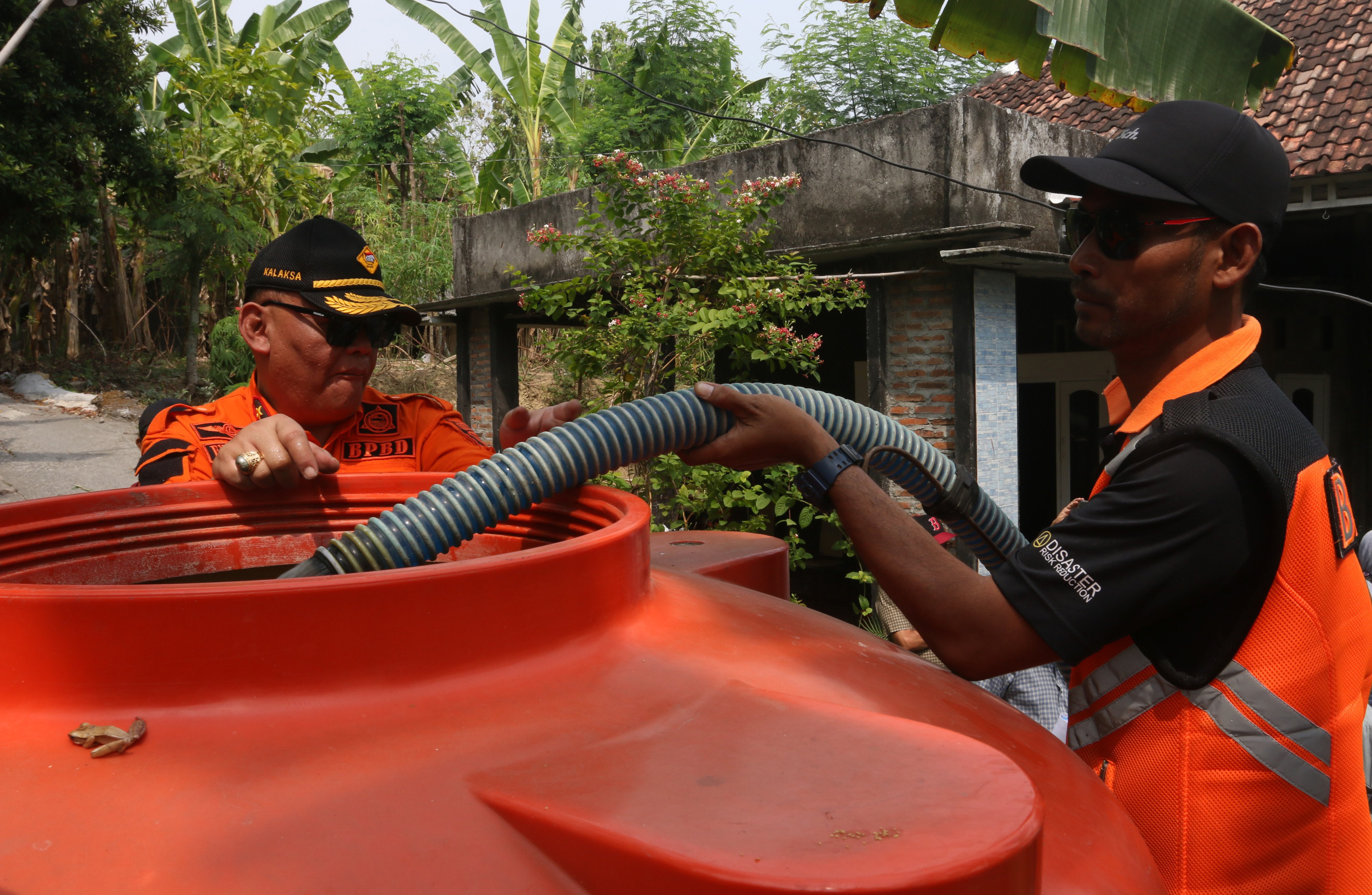 Petugas BPBD Pengisian tandon air milik kampung