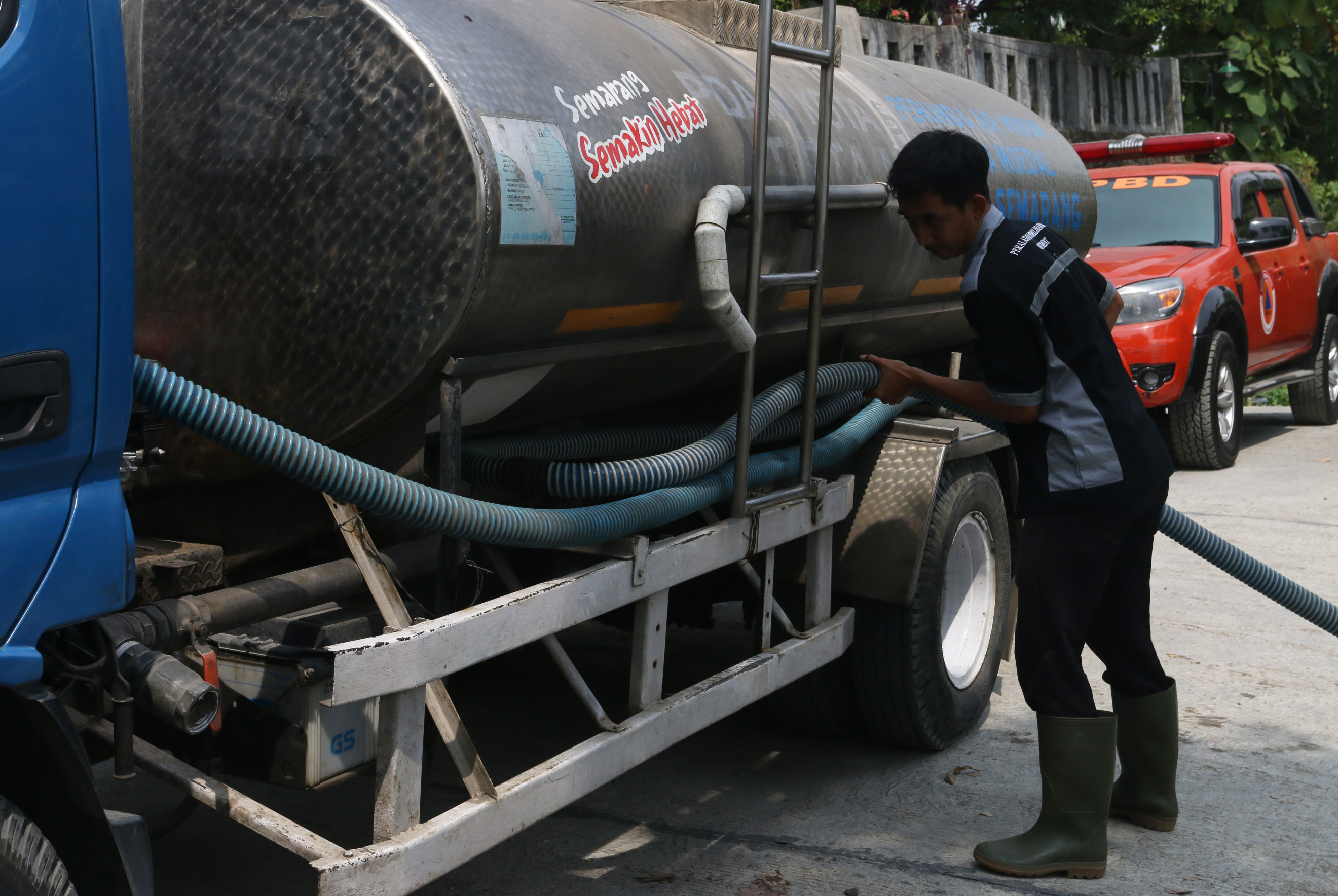 Petugas Mendistribusikan Bantuan Air Bersih