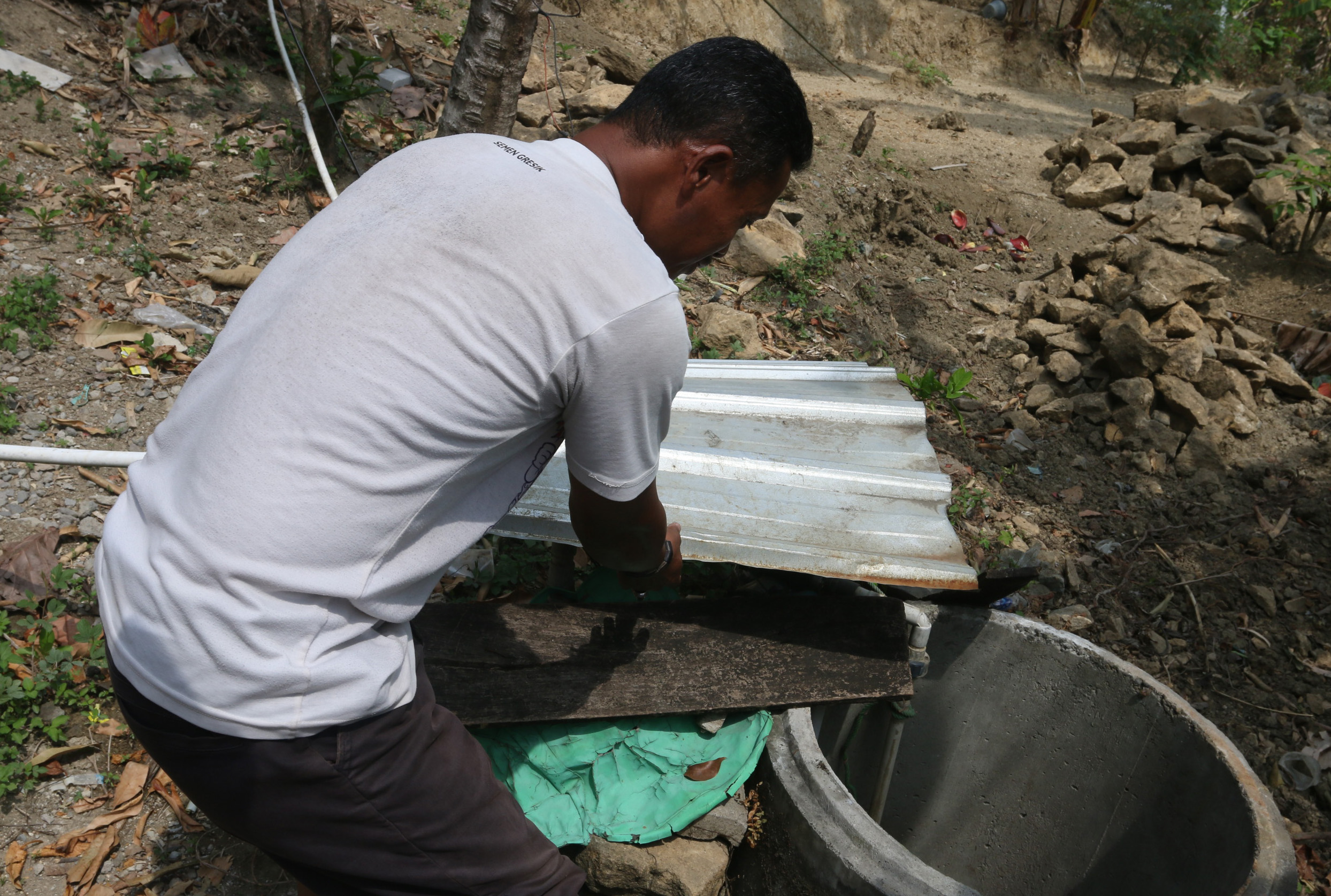 Warga mengecek sumur yang kering