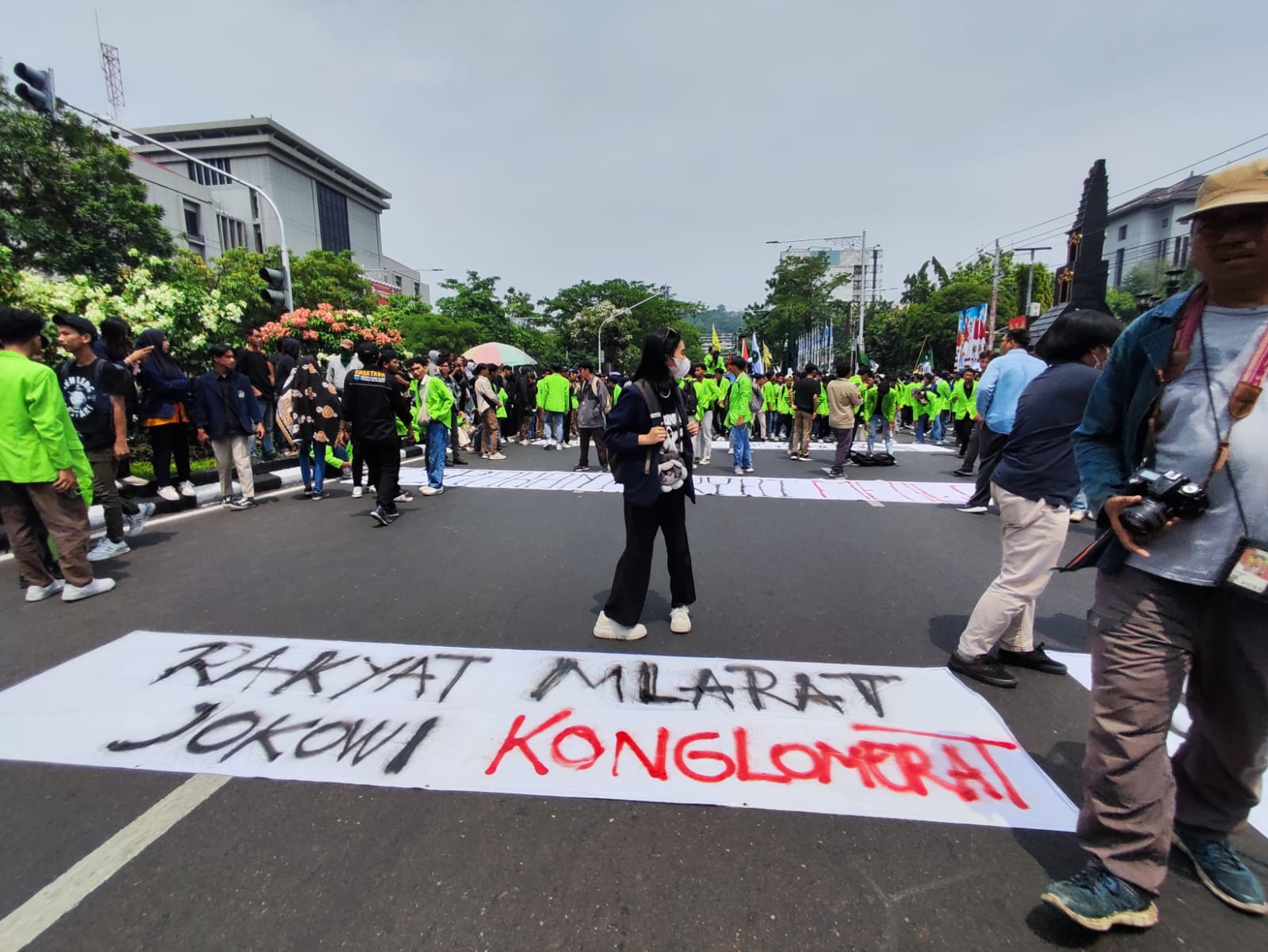 Sejumlah mahasiswa dari berbagai universitas di Jawa Tengah menggelar aksi demonstrasi di depan Kantor Gubernur Jawa Tengah di Semarang, Kamis (22/8). (Khafifah Arini Putri/Jawa Pos Radar Semarang)