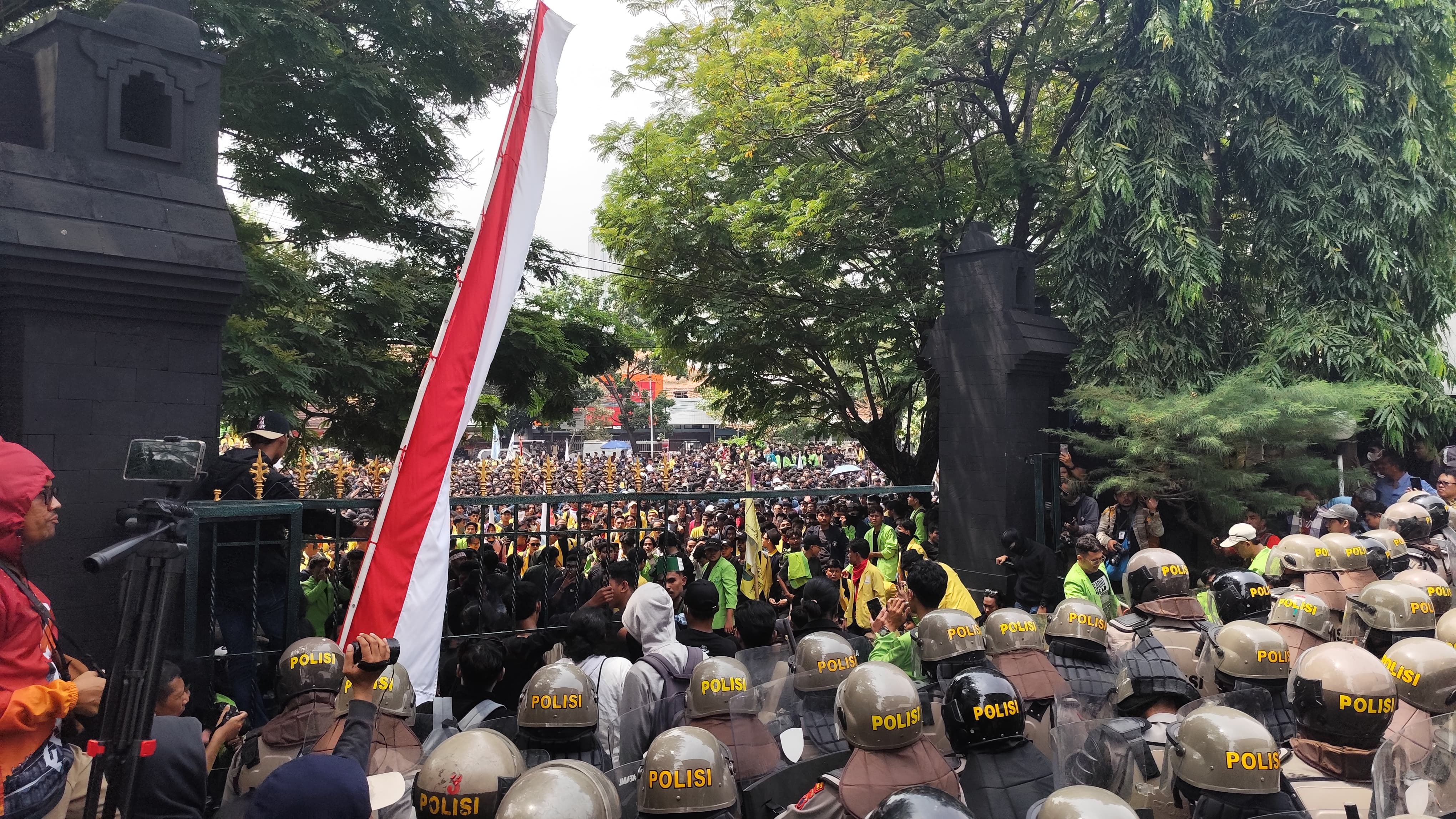 Mahasiswa melakukan aksi demontrasi Darurat Indonesia mengawal putusan MK soal Pilkada di Jalan Pahlawan Semarang tepatnya di depan kantor DPRD Jateng. (M Hariyanto/Jawa Pos Radar Semarang)