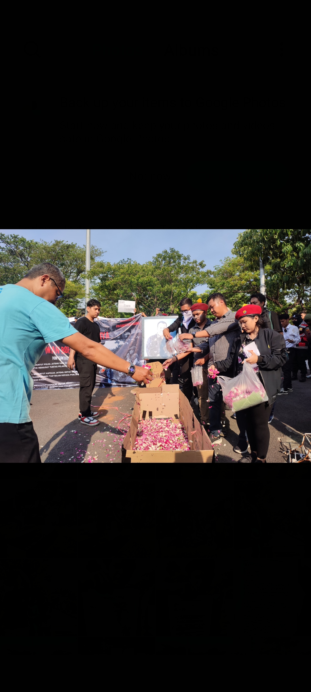 Aksi solidaritas menggelar teatrikal menuntut kasus meninggalnya ASN Pemkot Semarang Iwan Boedi ASN terungkap di halaman kantor Polda Jateng, Kamis (22/8/2024).