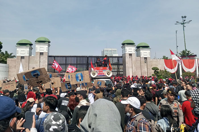 Aksi demo di depan gedung DPR Jakarta terkait putusan MK, Kamis (22/8) pagi.