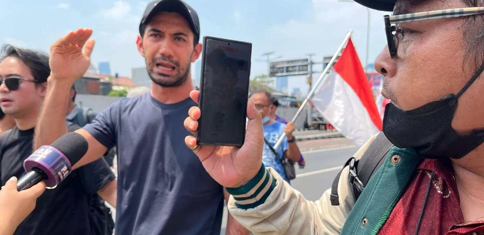 Artis Reza Rahardian turut mengawal putusan MK di Gedung DPR RI, Kamis (22/8)