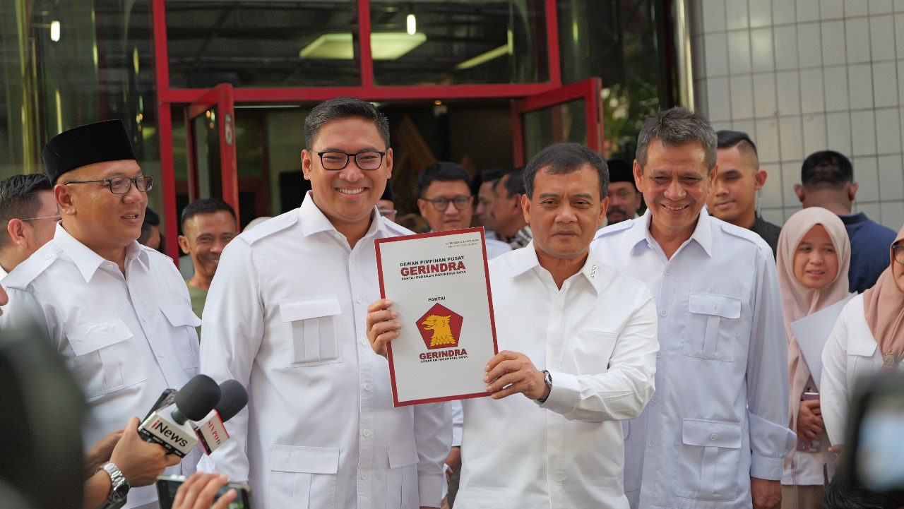 Ahmad Luthfi menunjukkan surat rekomendasi yang diterimanya dari DPP Partai Gerindra Jumat (23/8/2024). (Dok DPD Partai Gerindra Jateng)