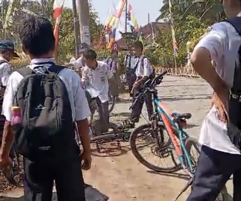 Tangkapan layar video perkelahian siswa SMP di Kaliwungu yang beredar di media sosial. DEVI KHOFIFATUR RIZQI/ JAWA POS RADAR SEMARANG