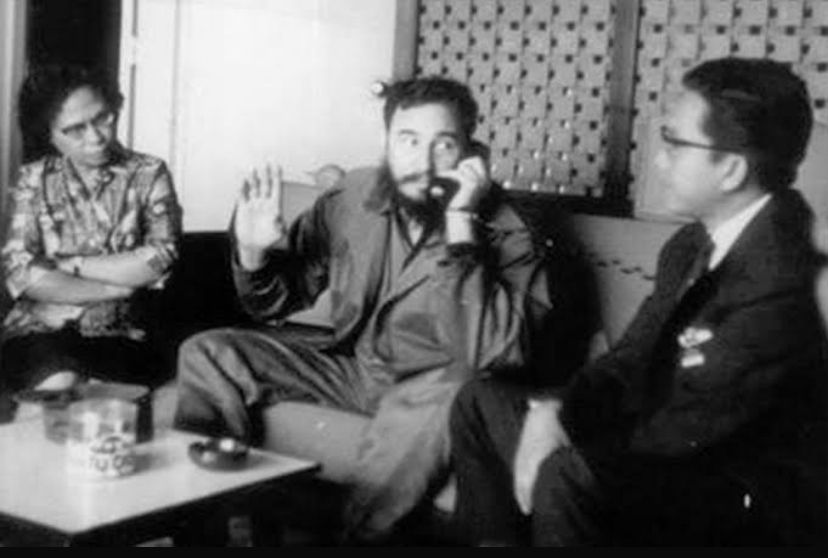 neneknya Reza Rahadian, Fransisca Fangidaej yang tengah duduk bersedekap di sisi Fidel Castro dan IbrahimIsa