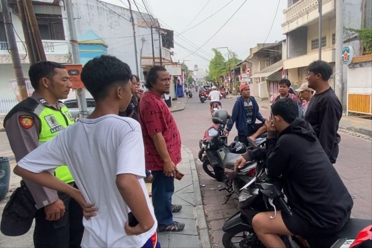 Polisi meminta keterangan warga di sekitar tempat kejadian perkara. (M Hariyanto/Jawa Pos Radar Semarang)
