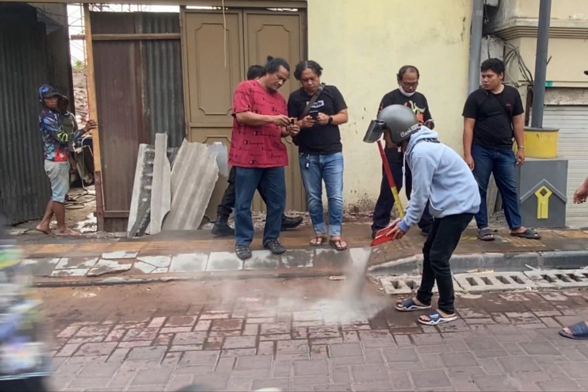 Polisi melakukan olah TKP tawuran. (M (Hariyanto/Jawa Pos Radar Semarang)