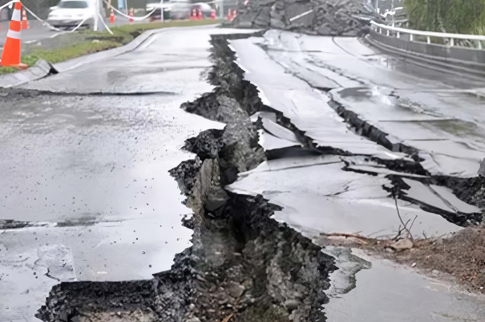 Ilustrasi kerusakan jalan dari dampak gempa megathrust.