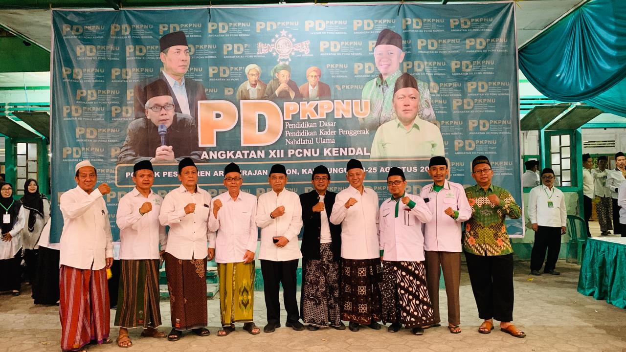 Ketua PBNU Bidang Perkaderan, Masyhuri Malik dan Ketua PCNU Kendal, KH Muhammad Mustamsikin saat membuka PD PKPNU di Pondok Aris, Kaliwungu. BUDI SETIYAWAN/JAWA POS RADAR SEMARANG