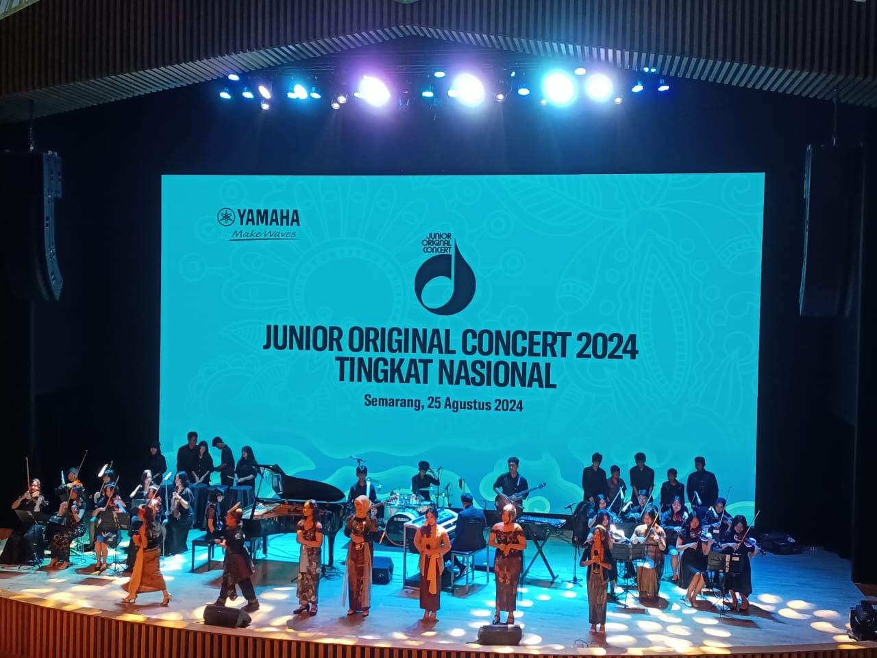 Penampilan Nusantara Grup dari Halmahera Music School sebagai pembukaan JOC (Junior Original Concert) tingkat Nasional di Radjawali Cultural Center Semarang, Minggu (25/8). FIGUR RONGGO WASSALIM