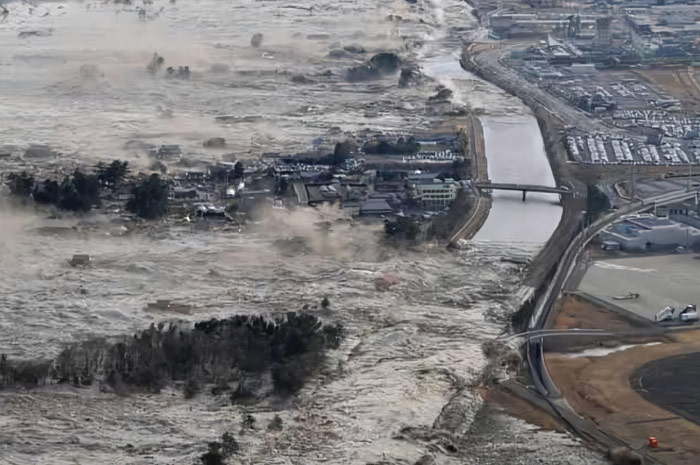 Gempa Megathrust dan tsunami, seperti di Jepang 2011.