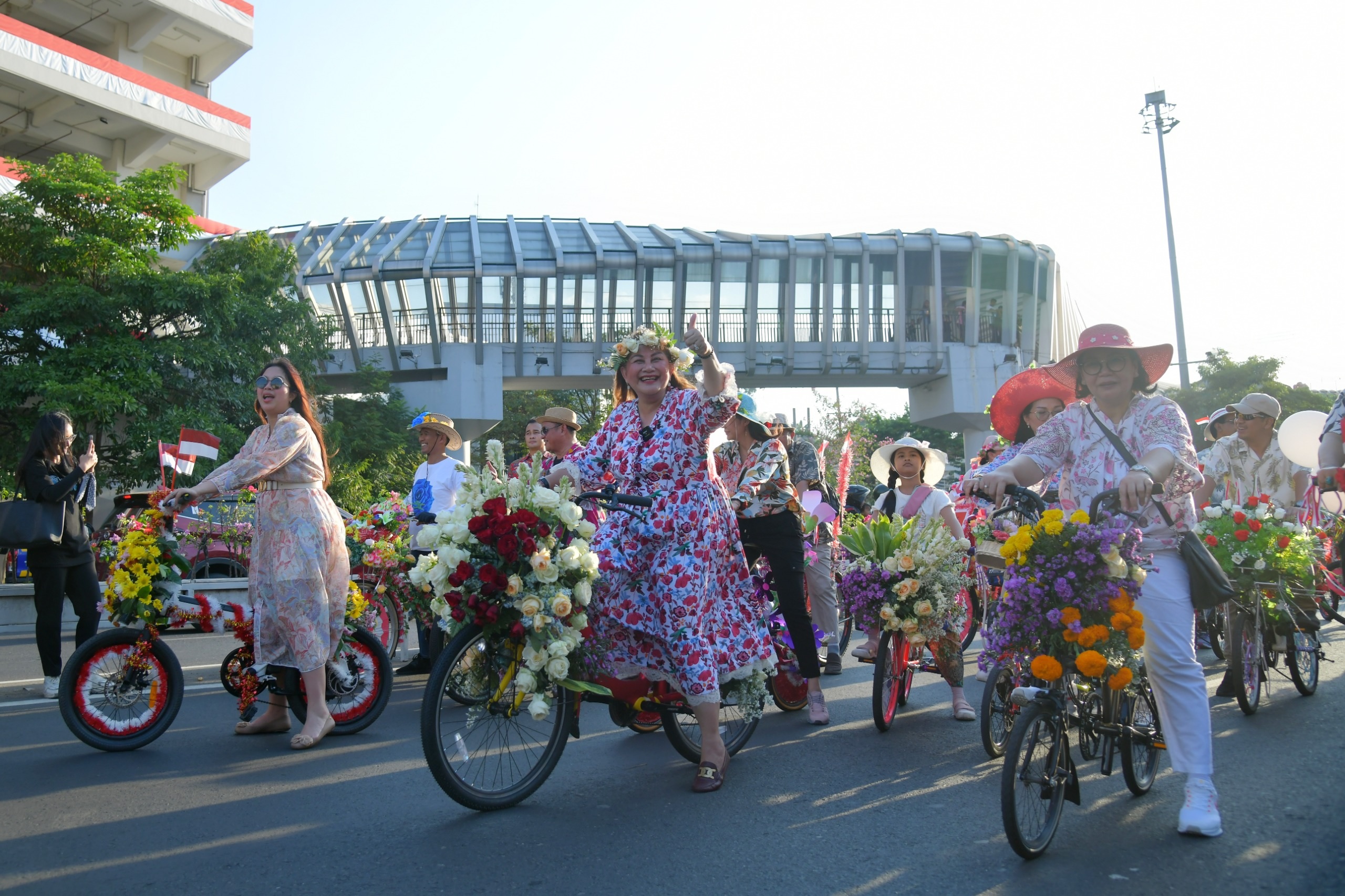 Semarang Merdeka Flower Festival, diikuti Wali Kota Semarang bersama Forkopimda dan OPD dengan menggunakan sepeda hias.