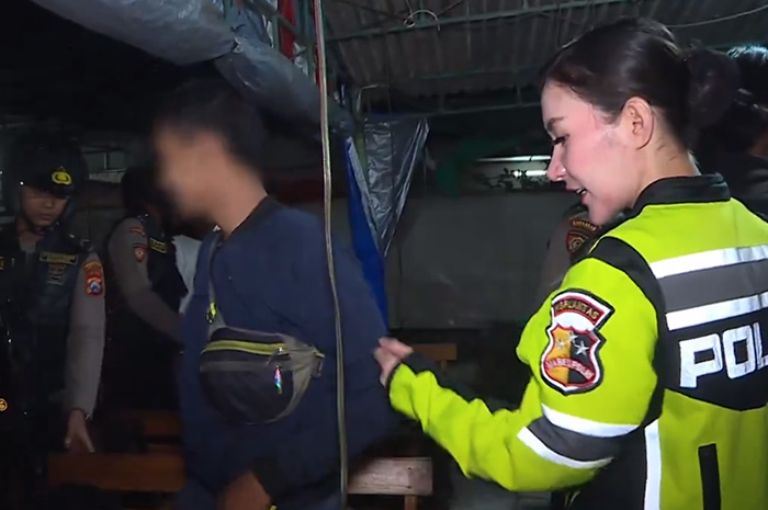 Tangkapan layar video viral Polwan Brigadir Putri Cikita.