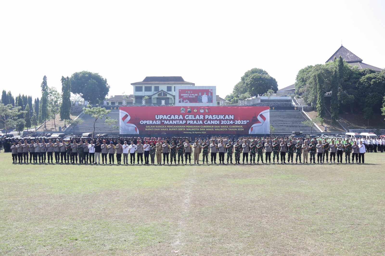 Personel gabungan mengikuti apel persiapan Operasi Mantab Praja Candi 2024 di Makodam IV Diponegoro, Senin (26/8/2024). (M Hariyanto/Jawa Pos Radar Semarang)
