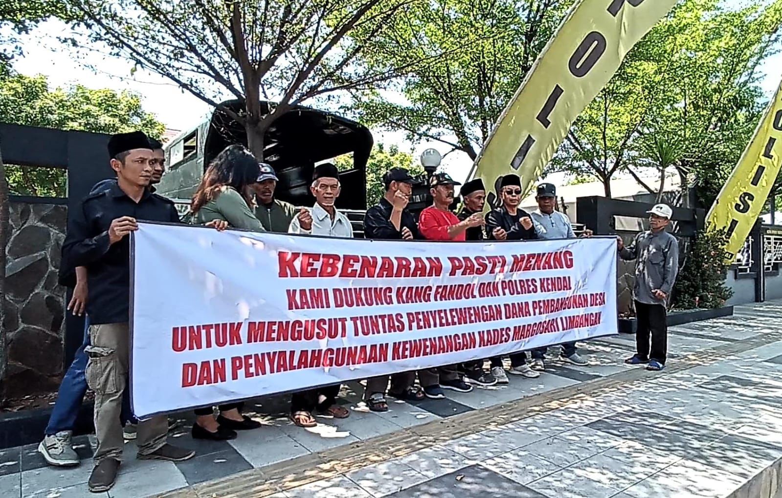 Warga membentangkan spanduk di depan Mapolres Kendal terkait penanganan kasus penyelewengan dana Desa Margosari, Limbangan, Senin (26/8). DEVI KHOFIFATUR RIZQI/ JAWA POS RADAR SEMARANG