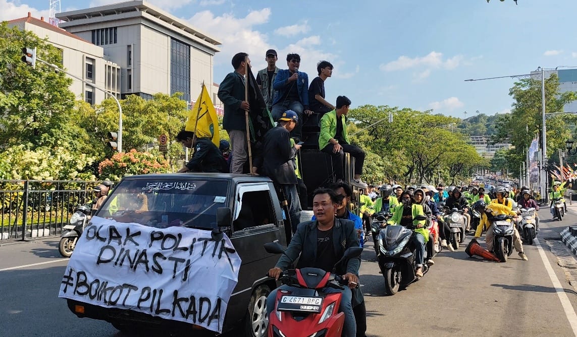Peserta aksi demontrasi mengendarai motor berkeliling di jalan Pahlawan, depan Kantor Gubernur Jateng, Senin (26/8/2024). (M Hariyanto/Jawa Pos Radar Semarang)