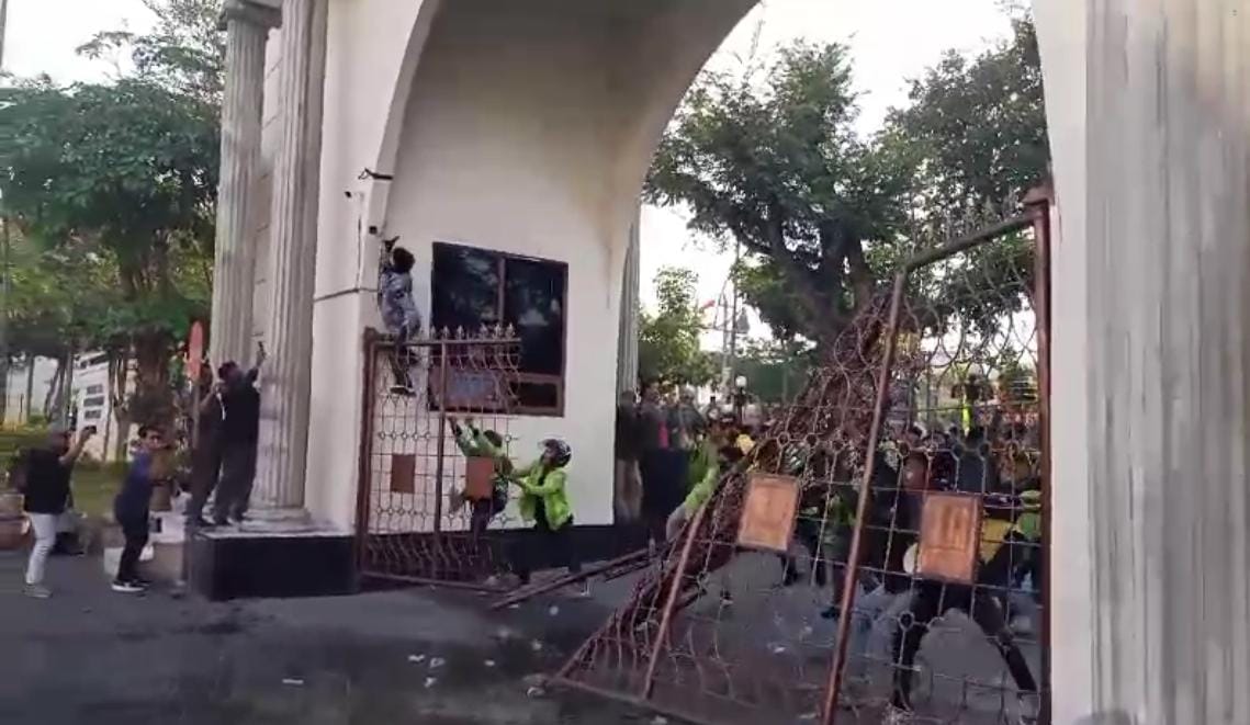 Ribuan massa dari berbagai aliansi mahasiswa perguruan tinggi di Jawa Tengah kembali turun ke jalan, Senin (28/8/2024) sekitar pukul 14.30. (M Hariyanto/Jawa Pos Radar Semarang)