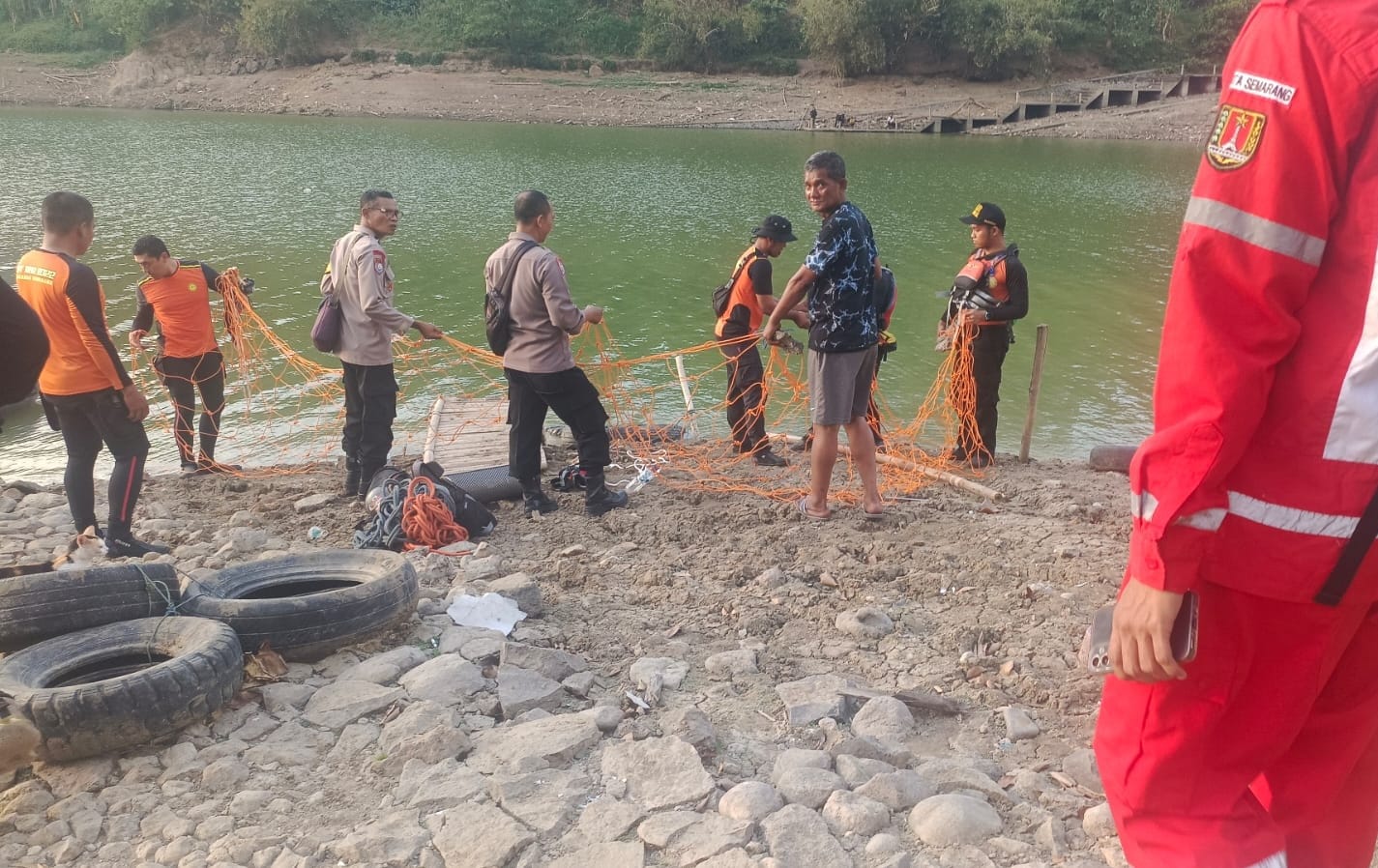 Tim SAR gabungan melakukan pencarian di lokasi area Waduk Jatibarang Kecamatan Gunungpati, Senin (26/8/2024)