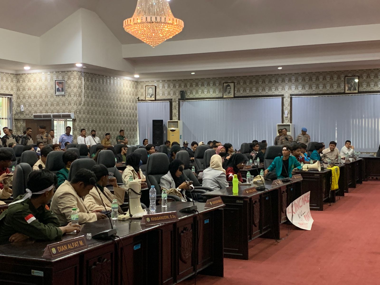 Mahasiwa Kendal duduk bersama dengan Ketua DPRD di ruang rapat paripurna, Senin (26/8). DEVI KHOFIFATUR RIZQI/ JAWA POS RADAR SEMARANG