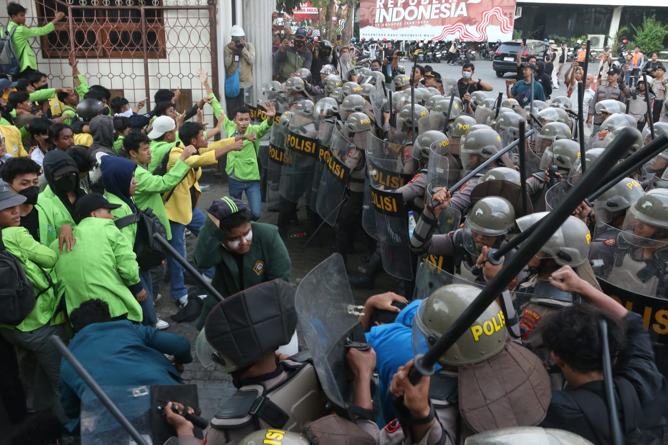 Pihak Polrestabes Semarang, masih melakukan inventarisasi korban demo Jateng Bergerak, di Balai Kota Semarang, Senin (26/8). (Nur Chamim/Jawa Pos Radar Semarang)