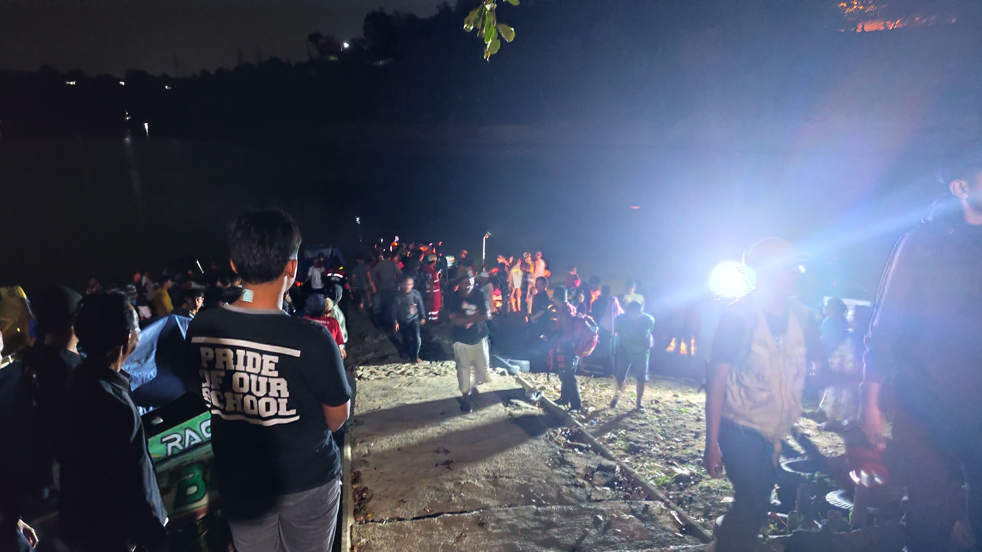 Tim SAR akhirnya menemukan dua anak yang tenggelam di Waduk Jatibarang, Semarang Senin (26/8/2024). (M Hariyanto/Jawa Pos Radar Semarang)