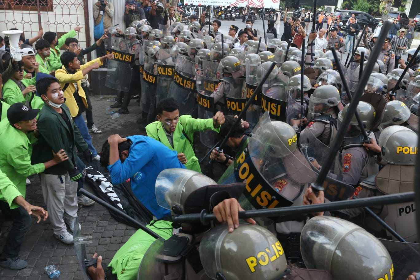 Aksi demonstrasi Jateng Bergerak di depan Balai Kota Semarang, Rabu (26/8) berlangsung ricuh. (Nur Chamim/Jawa Pos Radar Semarang)