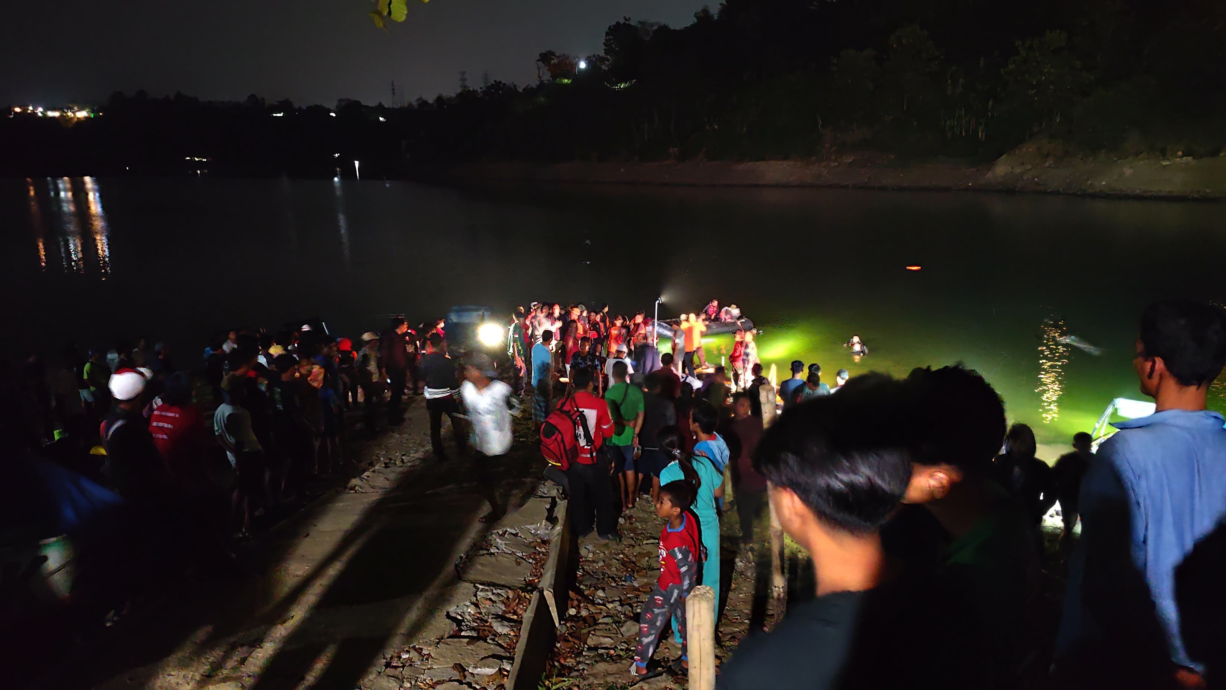 Dua bocah yang dikabarkan tenggelam di waduk Jatibarang Semarang berhasil ditemukan, Senin (26/8/2024) sekitar pukul 19.00. (M Hariyanto/Jawa Pos Radar Semarang)